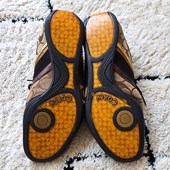 Coach - Picture 2 of 6